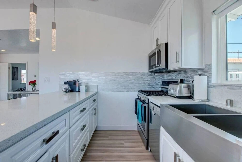 B4 Stunning Contemporary Beach Home With AC and Private Deck