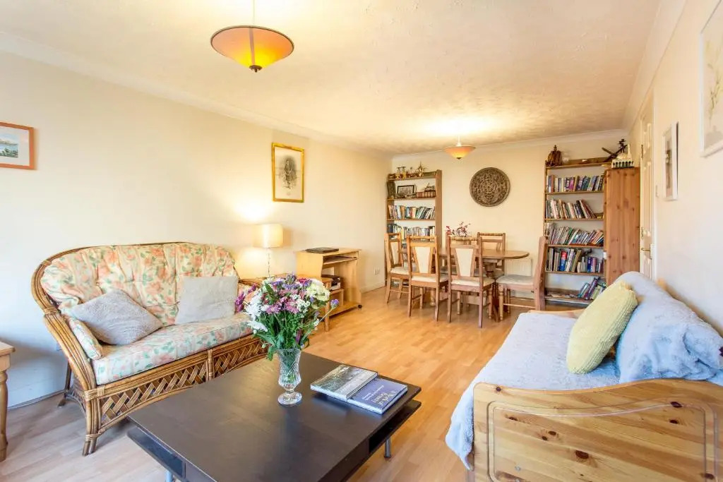 Central & stylish 3 bedroom, 2 bath, free parking