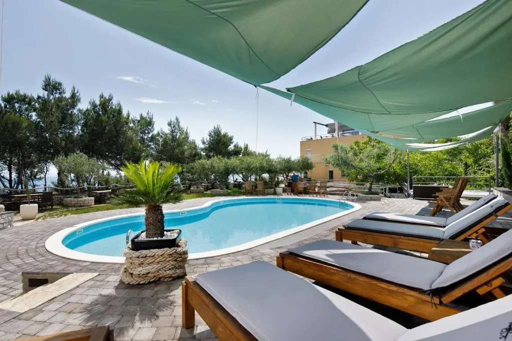 Ark Beach Apartments