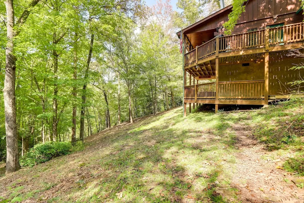 On Fightingtown Creek: Forested Mccaysville Cabin!