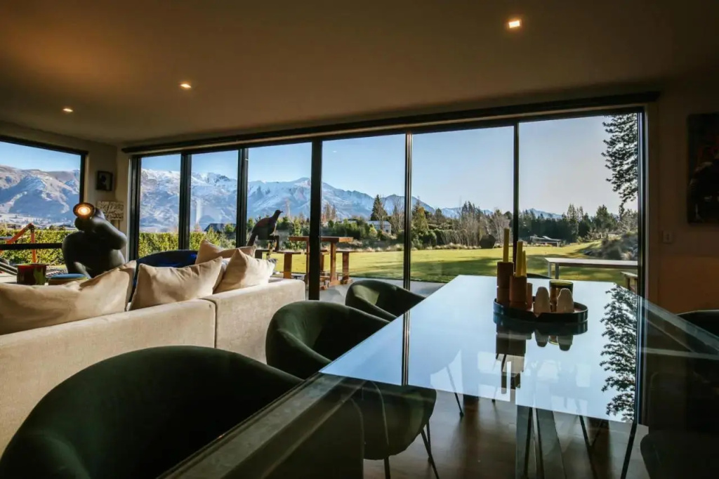 Mt Roy Terrace - Sleeps 8 - Mountain Views - Artwork Collection