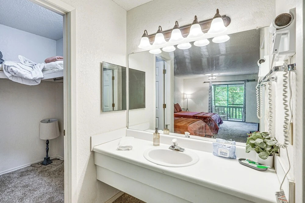 2 Decks & Pool Access: Osage Beach Retreat
