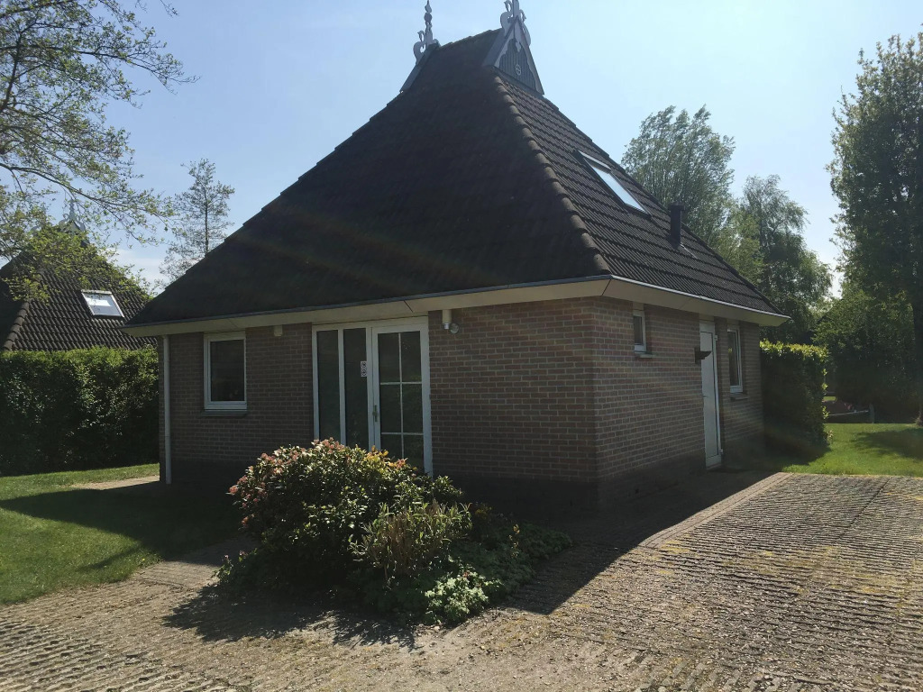 Detached bungalow with microwave and WiFi, within nature