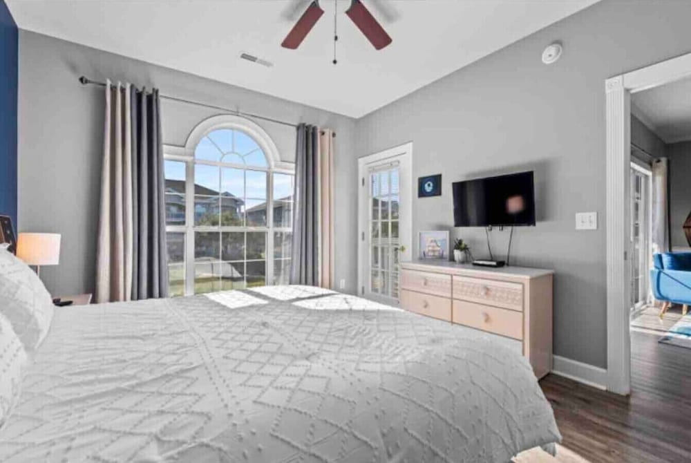 Captains Quarters Bright 2BR Pet-friendly Beach Condo w/ Coastal Decor & Relaxed Vibes