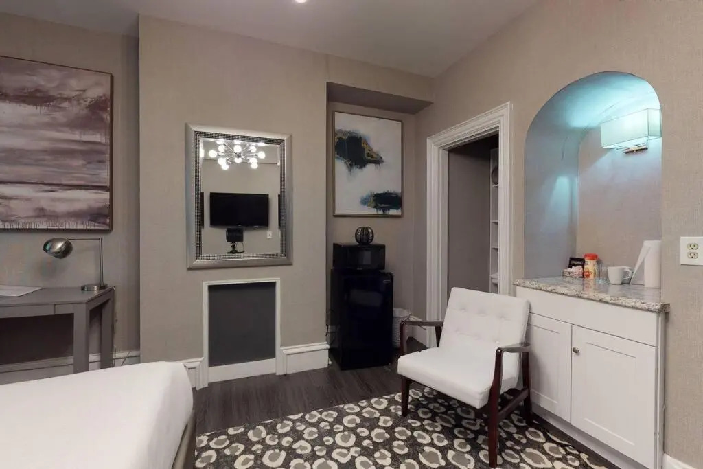 L 3-33 Stylish Private Studio in Boston!