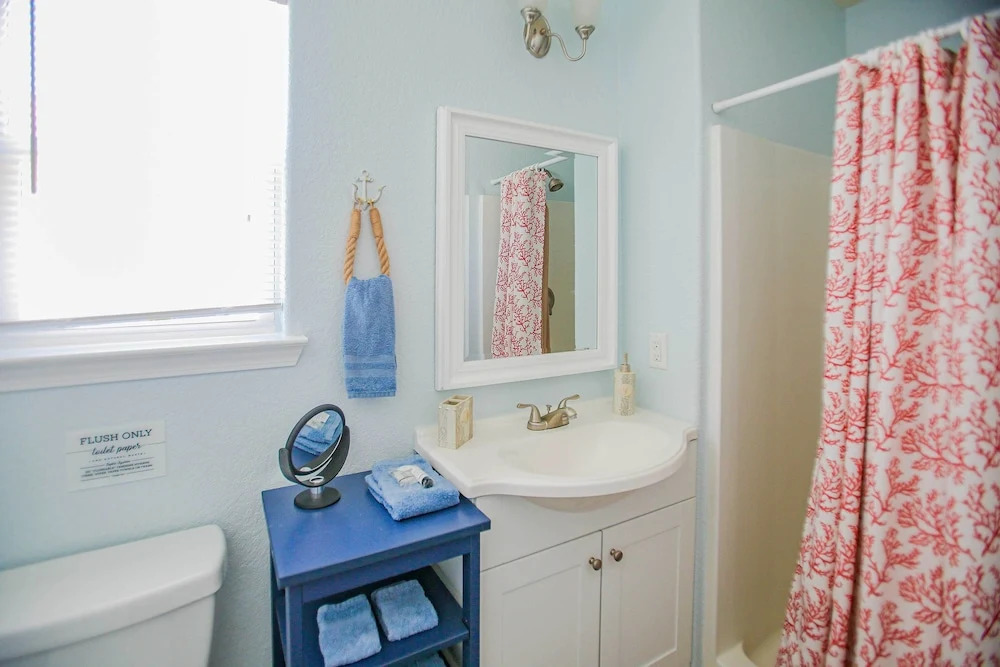 Walk to Shore & Eats: Surfside Beach Gem w/ Deck
