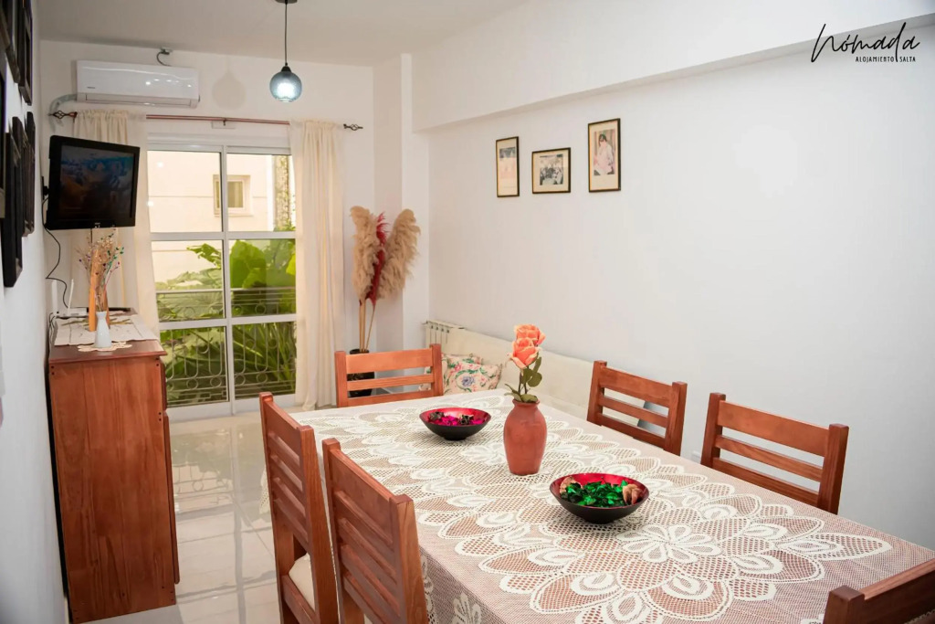 Departamento en calle principal, cómodo, hasta 4.