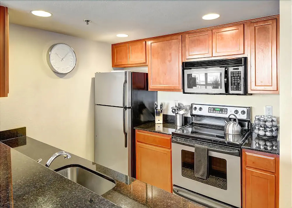 Centennial Tower Bay View Penthouse - Three Bedroom Apartment with Fir