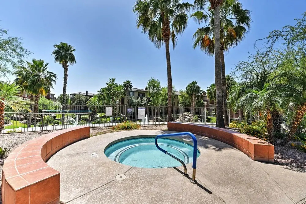 'red Rox' Phoenix Condo w/ Patio ~ 3 Mi to Airport