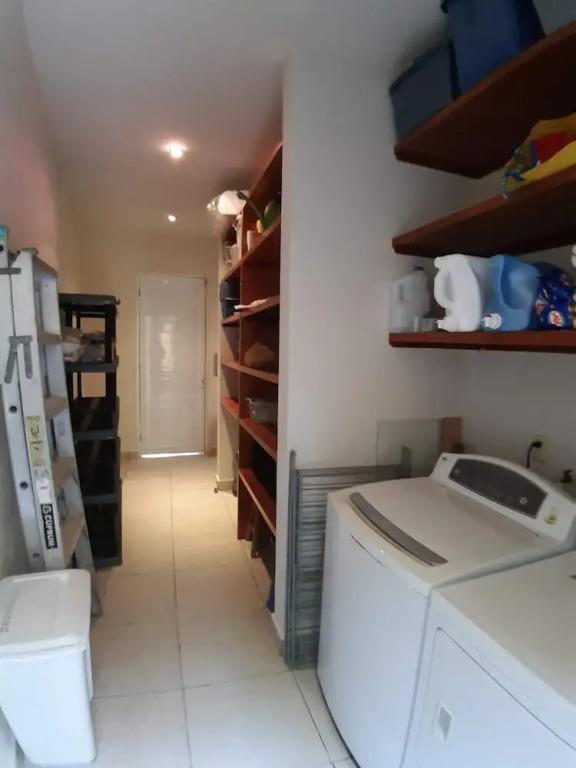 New Listing Close To Beach Sunny Spacious Villa