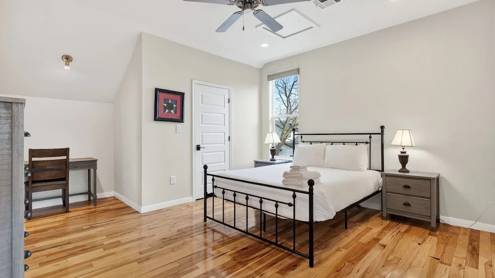 Chestnut Ember by Avantstay Indoor-outdoor Living + Firepit + Balcony + Near Downtown Austin Hotspots