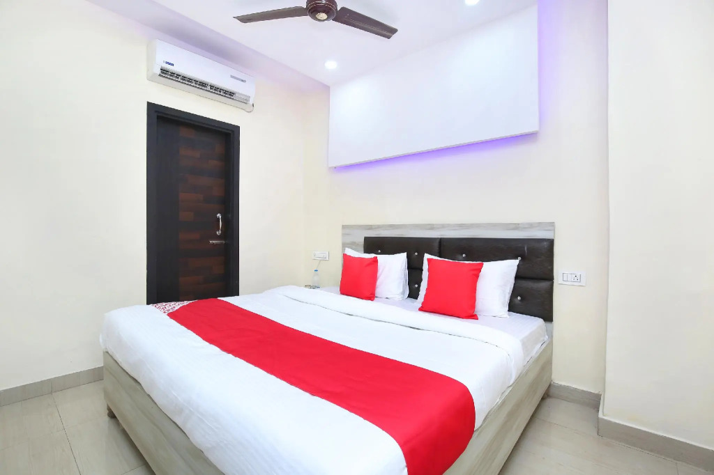 OYO 22332 Hotel Zs