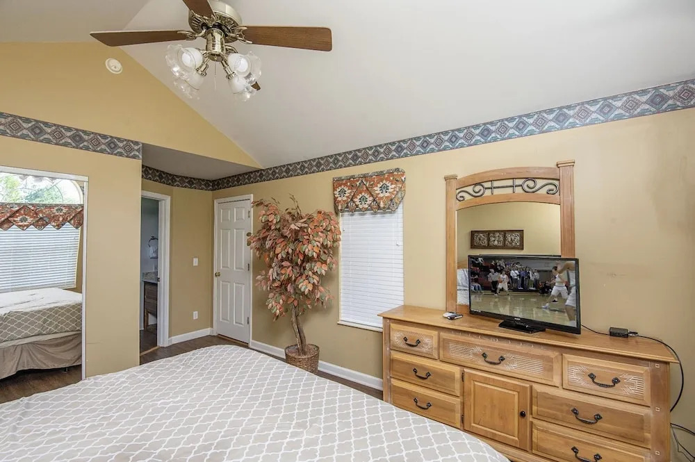 Our Tennessee Mountain Home - Great Location! Close To All The Action! 2 Bedroom Cabin by RedAwning