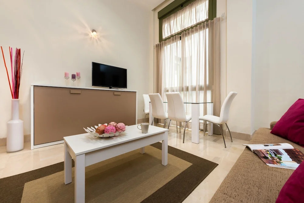Quiet 1 BD Apartment With Unbeatable Location!!. Sierpes II