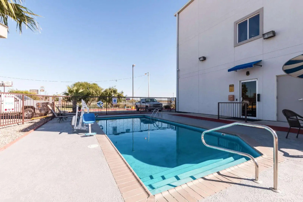 Motel 6-Eagle Pass, TX - Lakeside