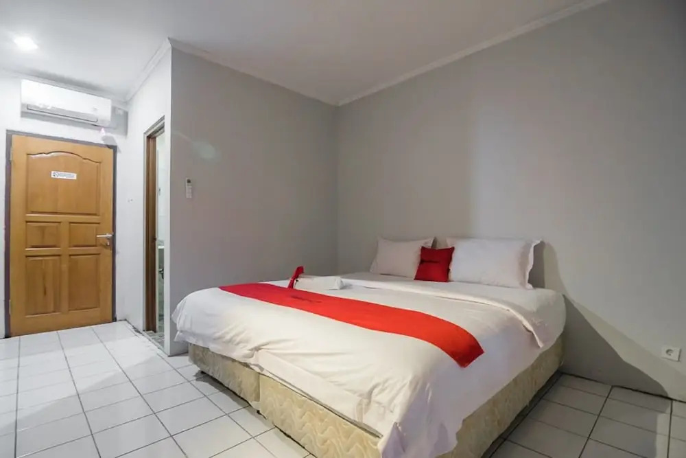RedDoorz Syariah near Taman Wisata Matahari