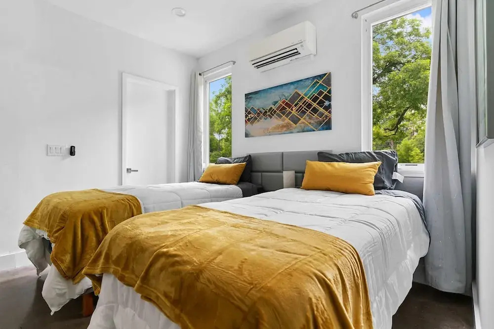 Upstay - 2-home Duplex - Sleeps 37 w Hot Tub BBQ
