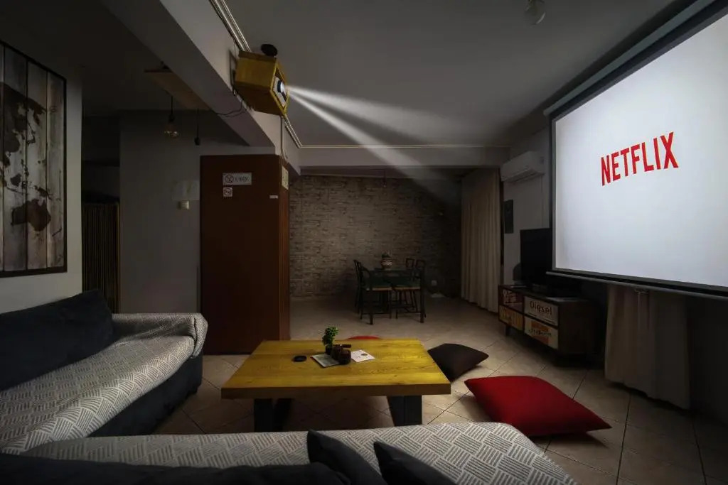 Spacious & Stylish Athens Apartment - Walk To Metro