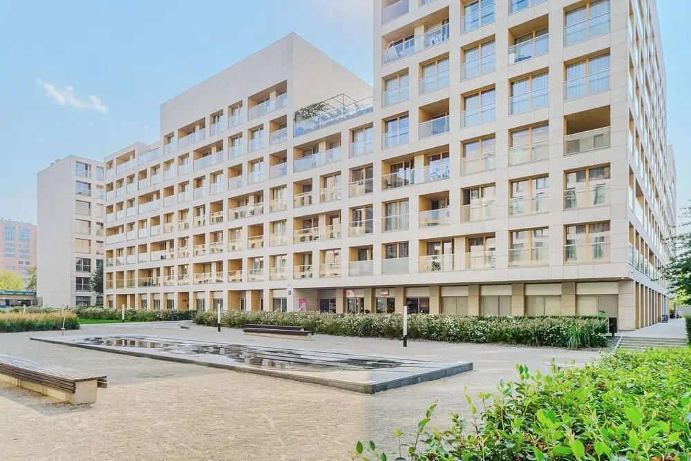 Lumina lux apart near railway station