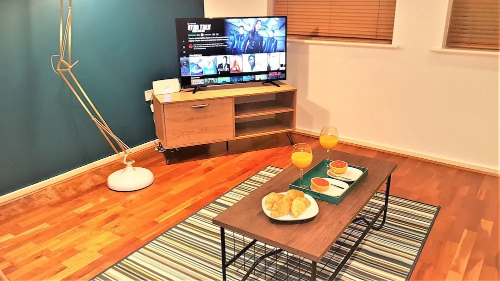Stylish Central Reading Apartment with Free Parking