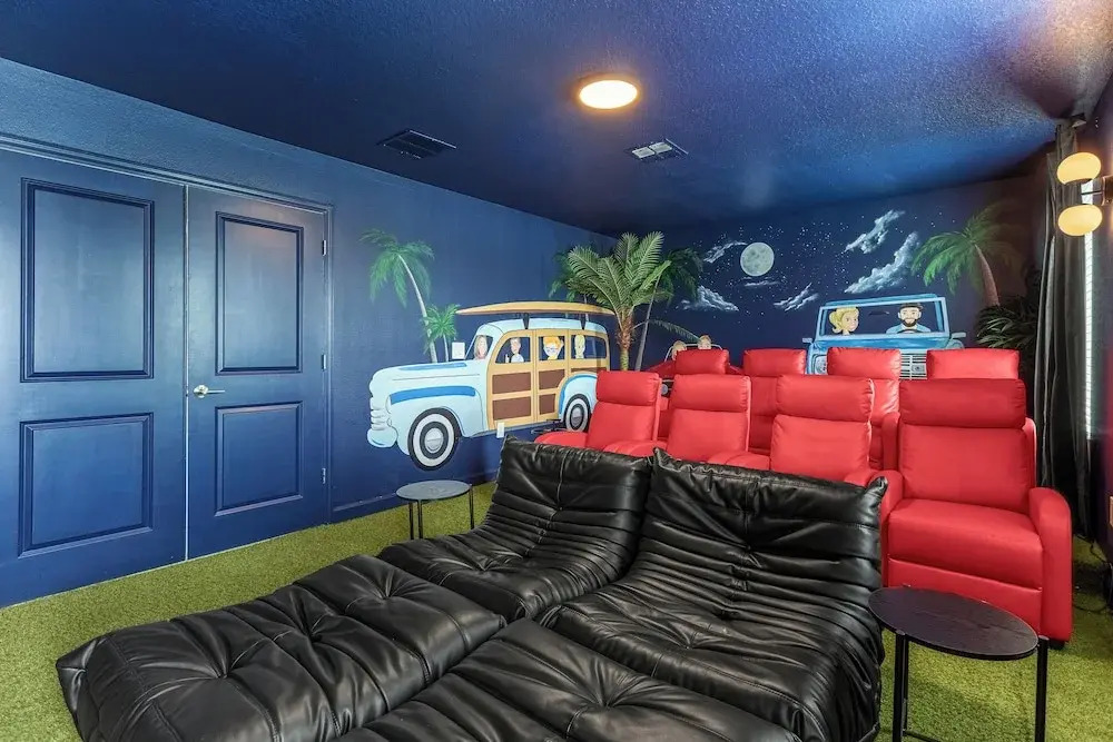 Upstay24-PPLHomeThemeRoomsPoolSpaCinema