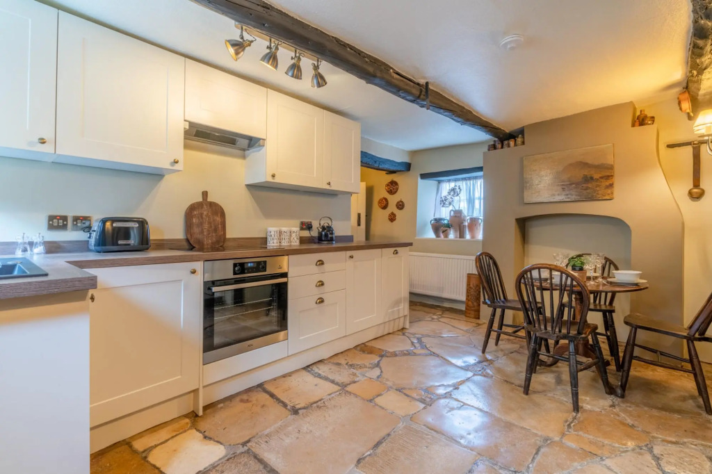 Cotswold Cottage in Winchcombe Near Broadway