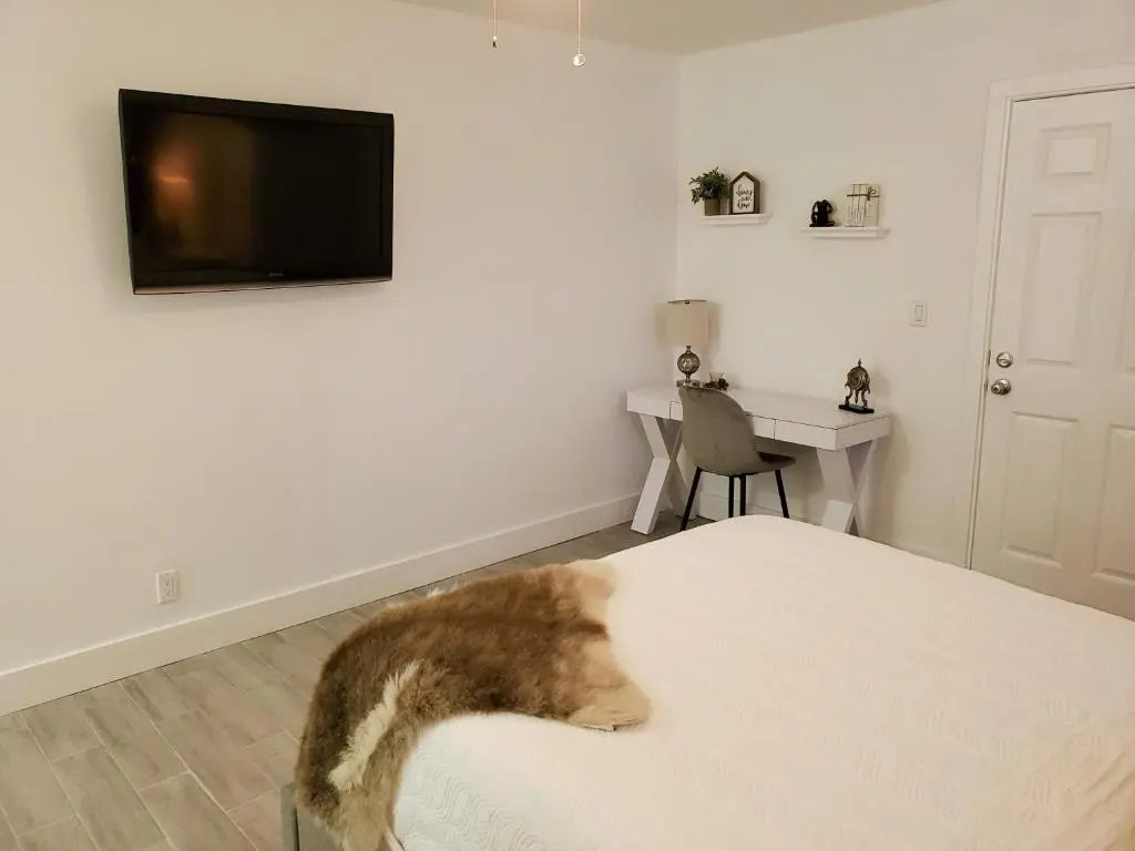 Stylish & Newly-Renovated Suites near Las Olas