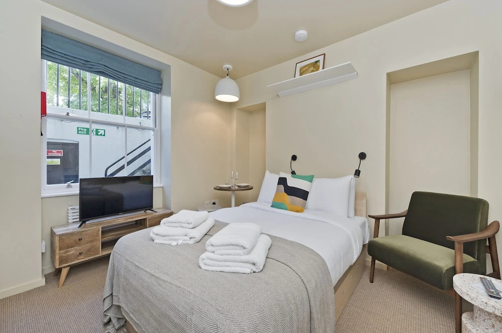 Bijou Lower Ground Studio in Primrose Hill Terrace