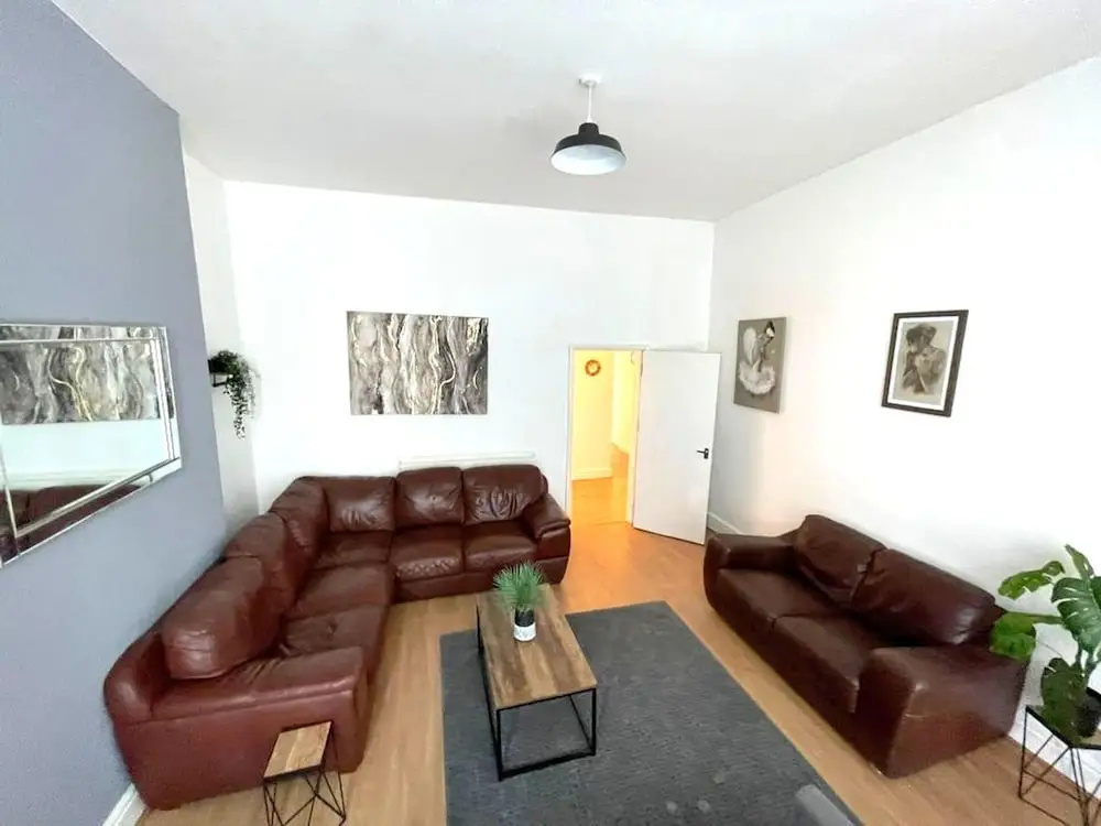 Spacious 2-bed Apartment With Hot tub and Parking