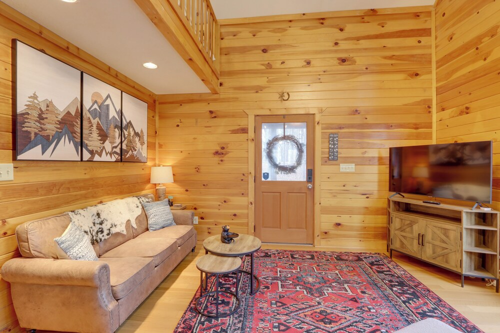 Peaceful Ellijay Cabin: Pool Access & Resort Perks