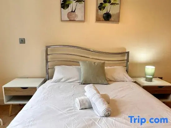 Two-bed Luxury Apartment B12LS by Live Comfortably
