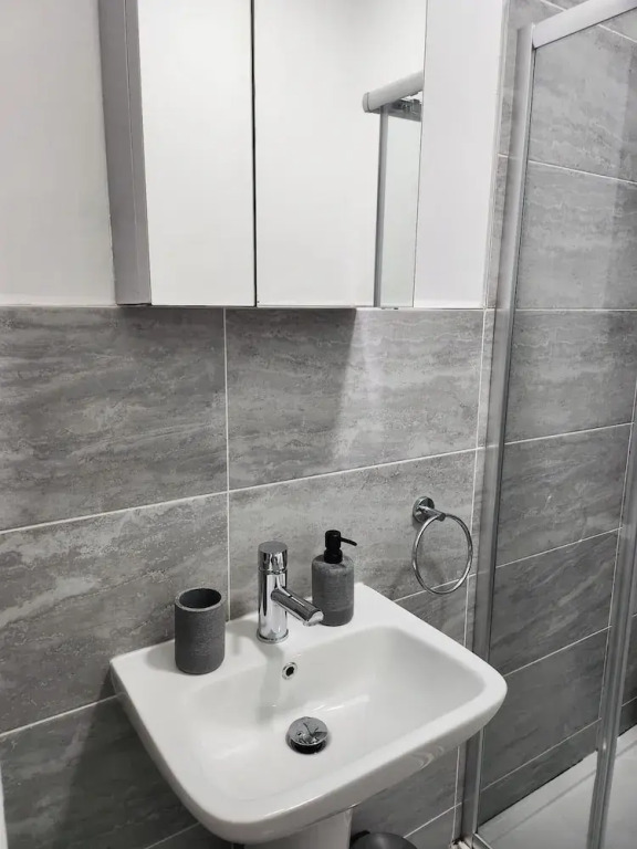 Dundee - 1 Bed - Sleeps 5 - Pet Friendly