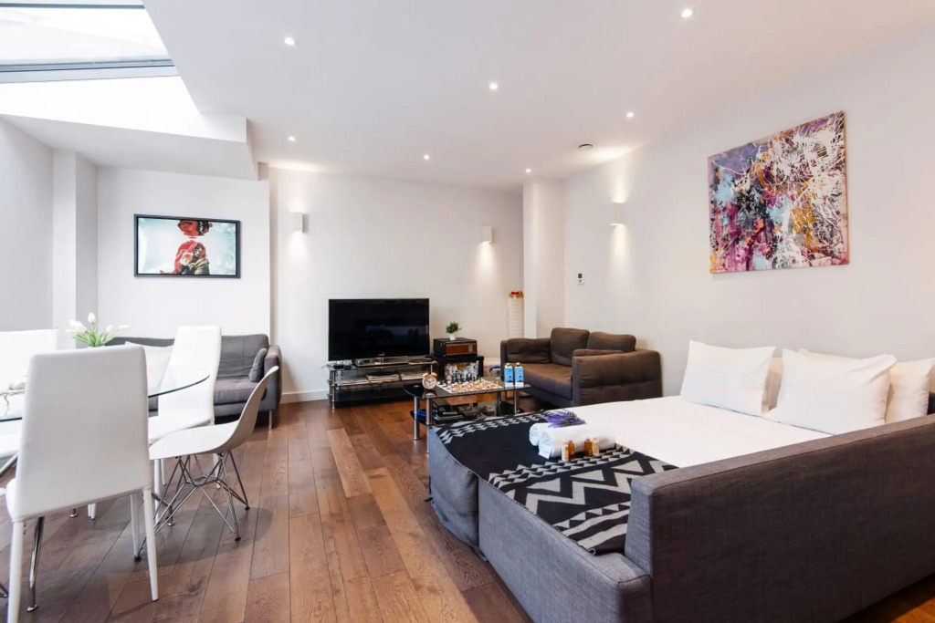 Vibrant 2BR Retreat in Baker Street