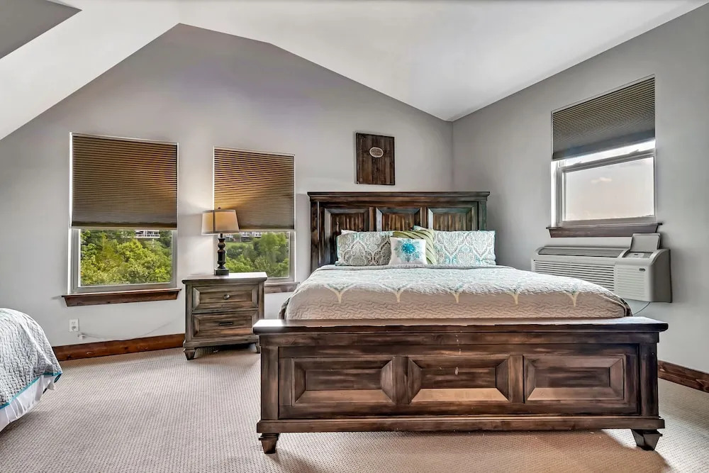 Rockwood Lake Lodge 7 Bedroom Home by RedAwning