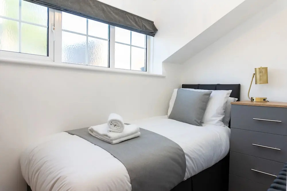 Gloucester-Beautiful 4 Bedroom Cottage-Sleeps 8-Free Parking-Fast Wi-Fi-Work or Leisure