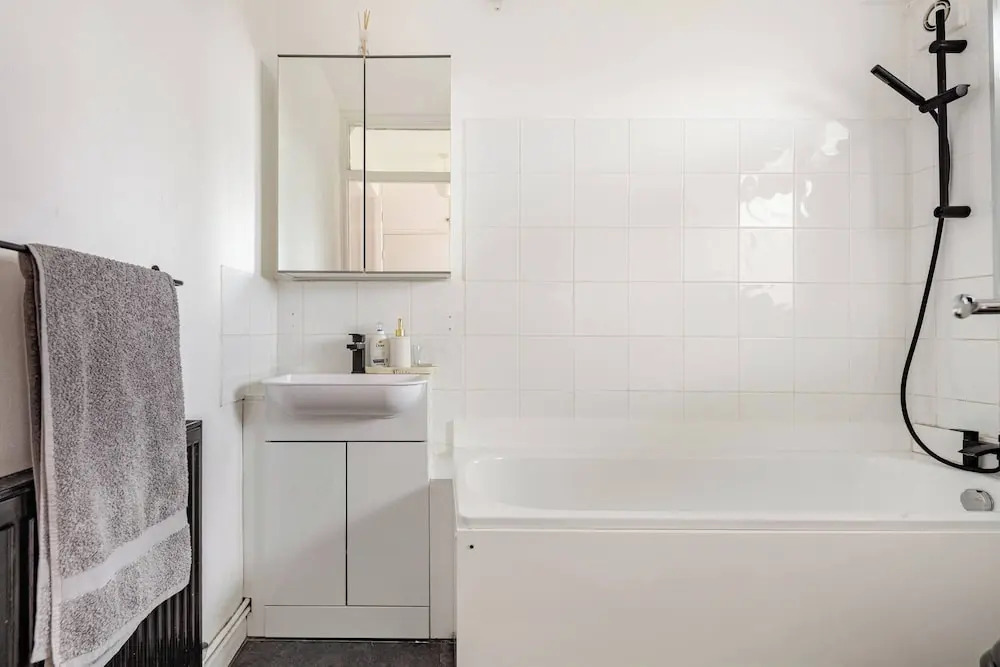 Central Wimbledon Stay! Free Parking & Fast Wifi, Long Stays Welcome