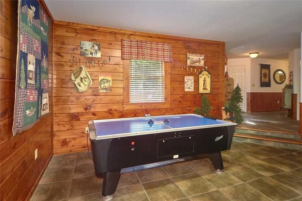 A Bear Creek 5 Bedroom Home with Hot Tub