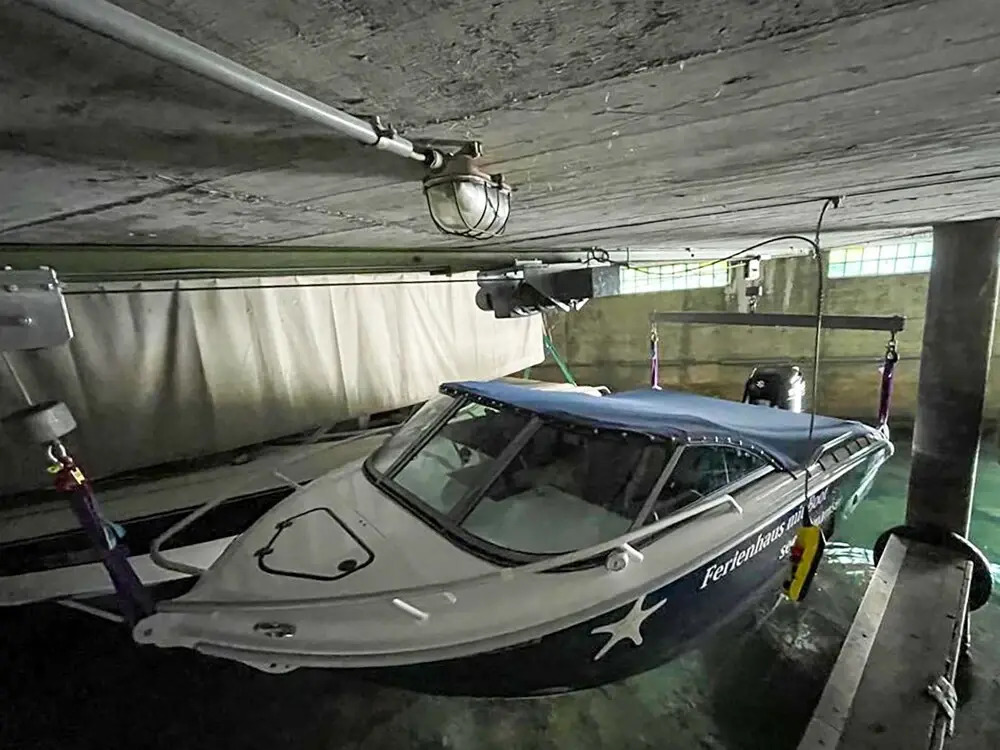 Seestern am See mit Motorboot Ennetb Rgen