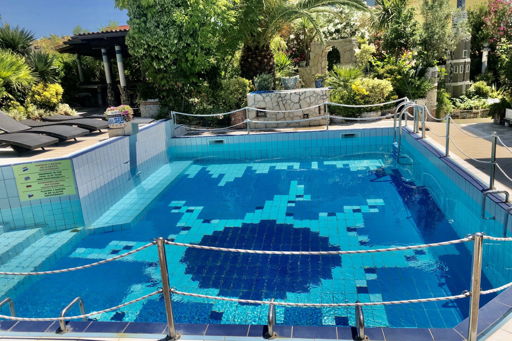 Pool Apartment Mes 4