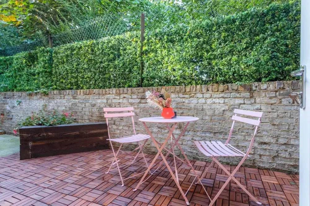 Charming 1 Bedroom Apartment in Shepherds Bush With Patio Area