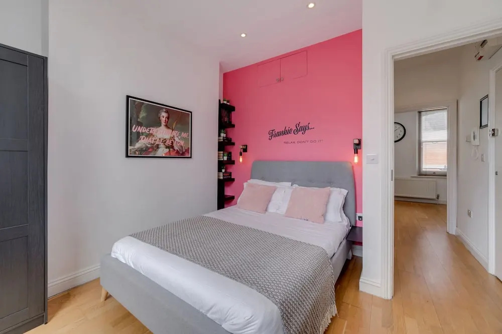 The Lipstick Palace - Fitzrovia - by Frankie Says