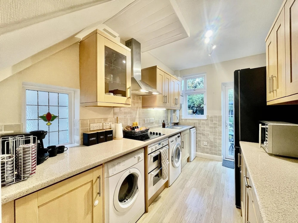 Stylish 3-bed House in Hornchurch - Free Parking