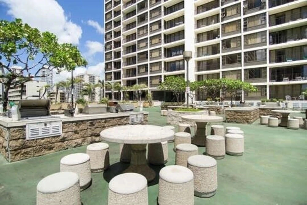 37th Floor Condo with Sweeping Ocean Views & Free parking!