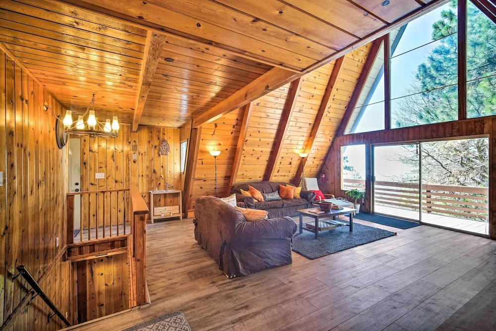 Running Springs Cabin w/ Large Deck + View!