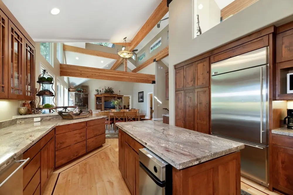 4BR 4.5BA Luxurious Tahoe Retreat with Hot Tub S Lake Tahoe by RedAwni