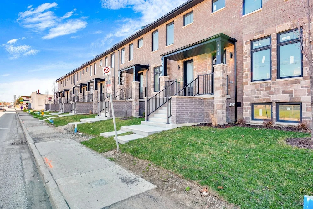 New 16 Ppl Townhouses in Winsdor