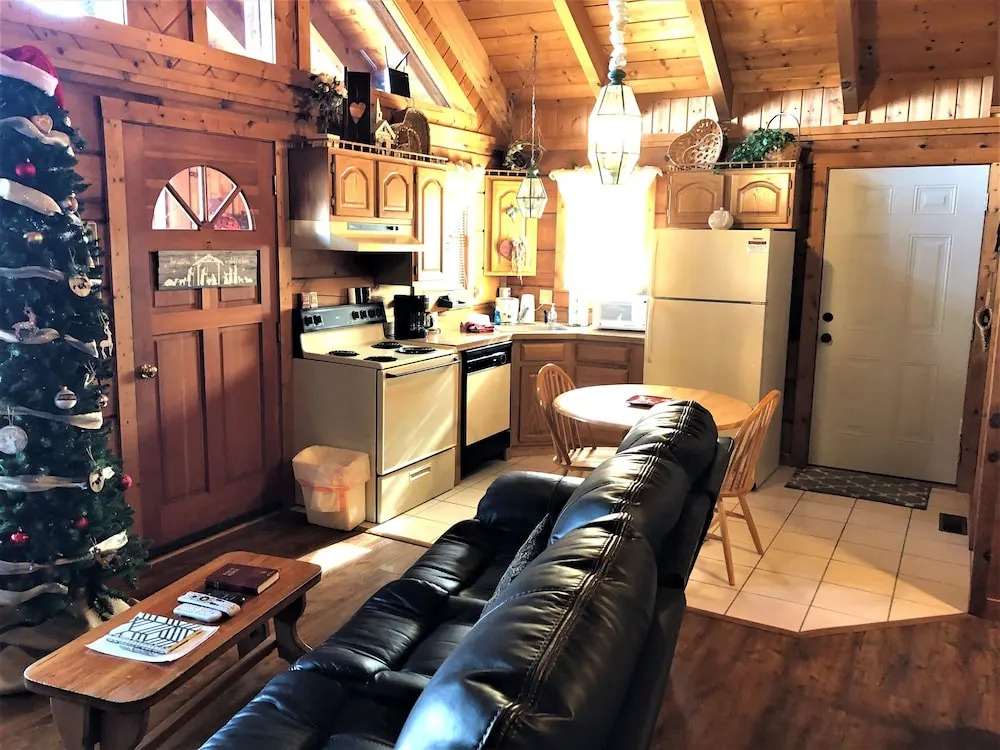Twin Hearts - Studio Cabin