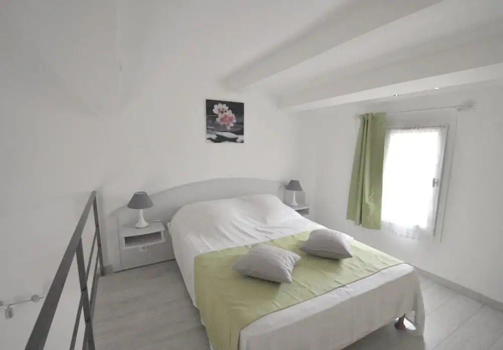 House With one Bedroom in Lauris, With Pool Access, Enclosed Garden an