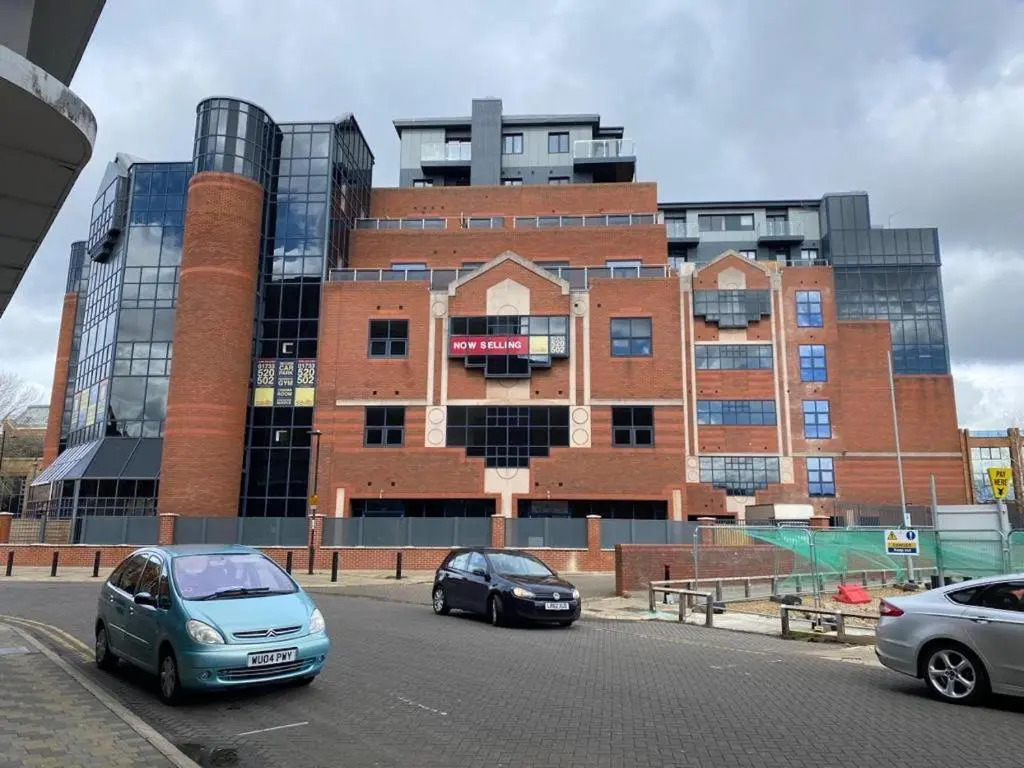 Central 2 bed Newly built DUPLEX Penthouse with FREE Gated, On-site Parking, Lift access, Self Check-in, SUPER Fast WIFI, TWO City view Terraces & Sleeps 6