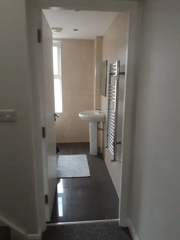 Fabapartment-12pmcheckout-freebubbly-seaside